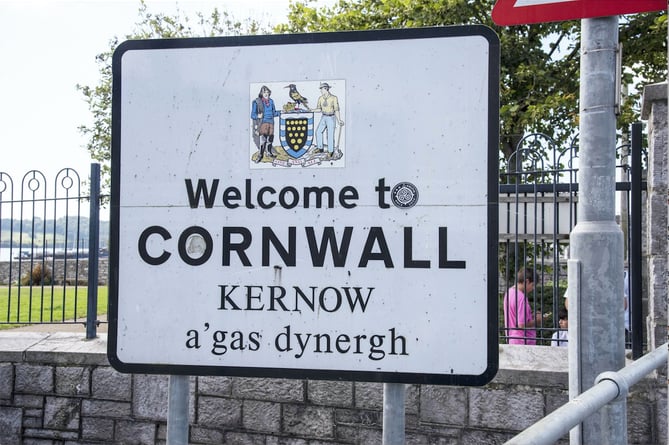 A bilingual welcome to Cornwall sign.