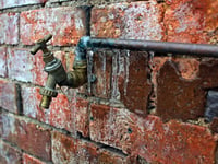 Tips on how to thaw frozen condensate pipes safely