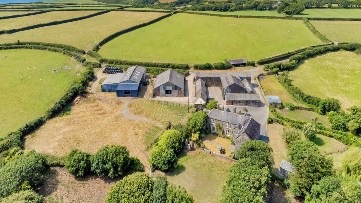Woodford manor for sale with 200 acres of land and beach access bude