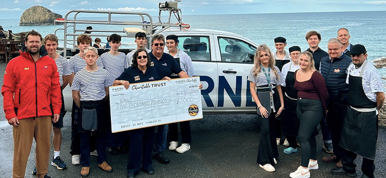 Tintagel pub donates to RNLI