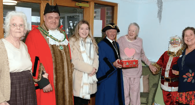 Holsworthy Mayor visits care home
