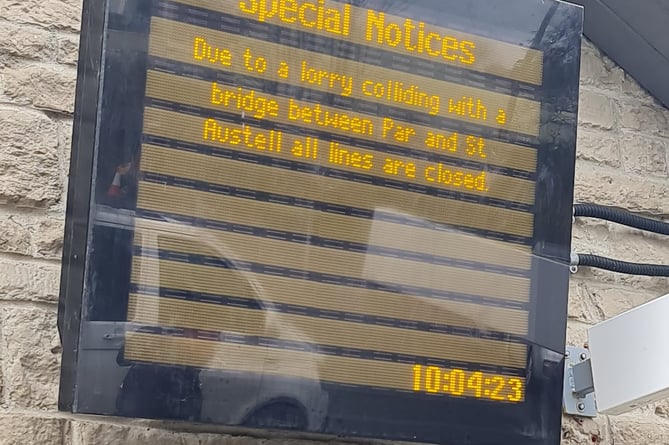 A departure board confirming the disruption
