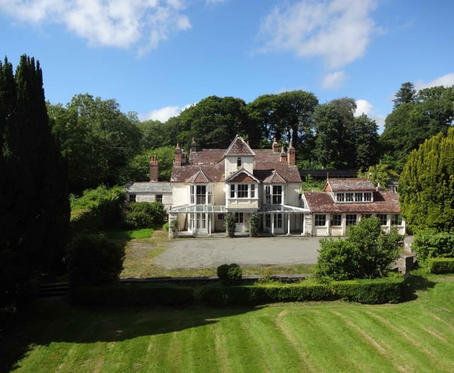 Victorian house with 12 bedrooms and servants’ quarters up for auction