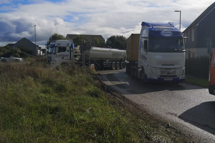 The space to pass the vehicle is narrow, with some vehicles mounting the grass verge in order to access the A30 sliproad