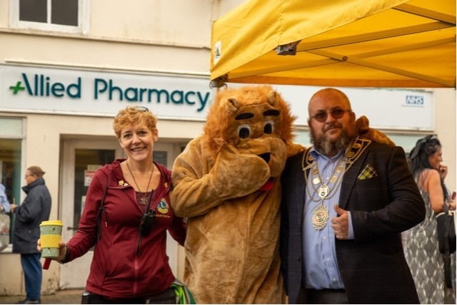 Lions vice president Hayley Patton with Lenny the Lion and the Portreeve and mayor Cllr Steven Pound