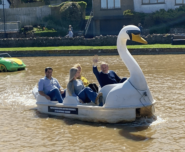 Lib Dem leader Ed Davey ‘swans’ around in Bude ahead of election