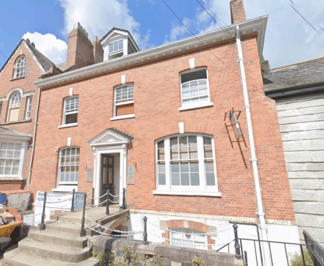 Dental surgery seeks permission to change fence amid safety fears 