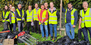 Cornwall leader joins litter pick
