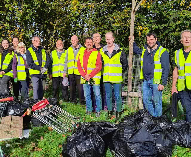 Cornwall leader joins litter pick