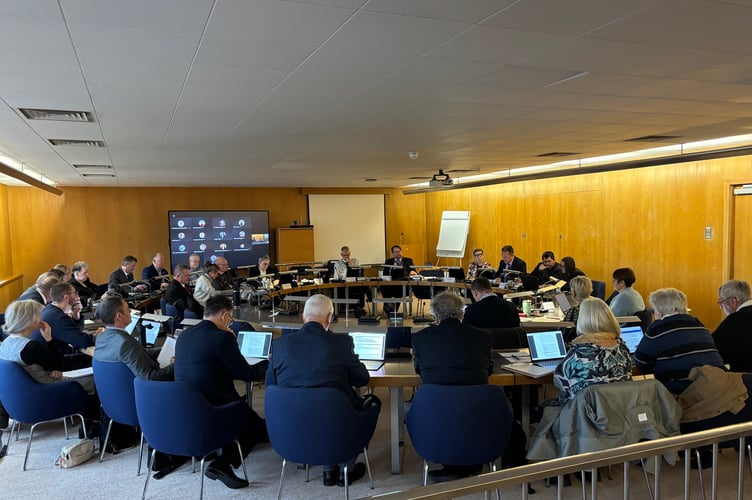 The final meeting of 2025 of Cornwall Council's Lib Dem / Independent cabinet (Pic: Lee Trewhela / LDRS).