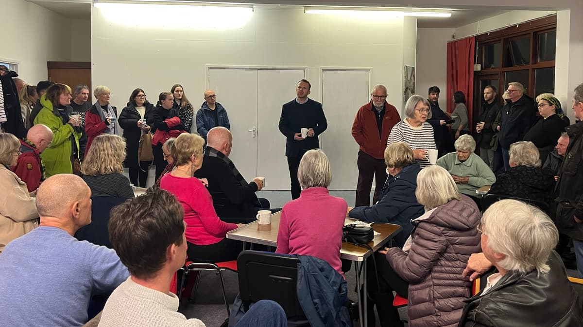 MP calls for director of public health to resign amid dentist debate