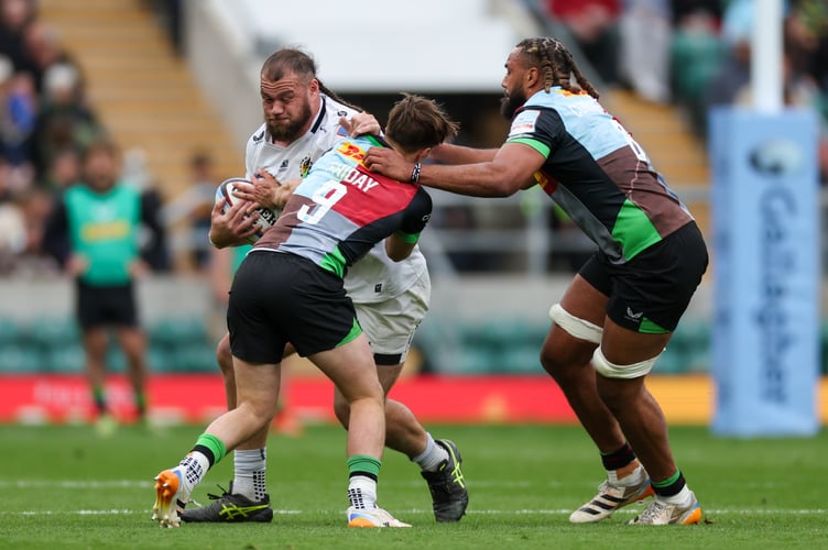 Josh Iosefa-Scott of Exeter Chiefs holds off Lucas Friday and Chandler Cunningham-South of Harlequins
