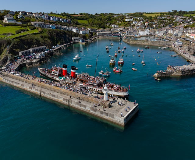 Crowds flock to see iconic paddle steamer